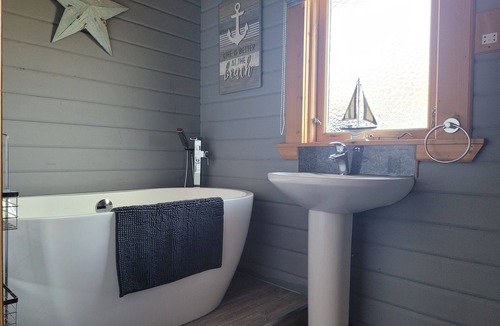 Knott End-on-Sea Cabin | Immaculate 2-Bed Lodge Next To Lake