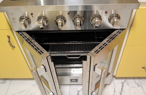 South Capitol Condo | Immaculate one bdrm in South Capitol with all amenities and no deposits