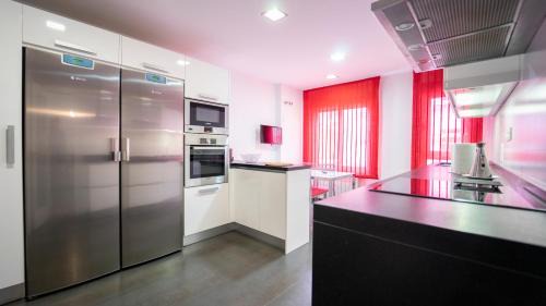 Cervantes Apartment | Increíble piso céntrico con parking y piscina, ideal para familias!