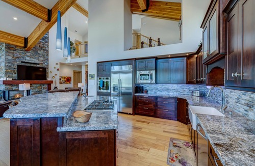 Ponderosa Palisades House | Inviting home with golf course views, large deck, & modern interior