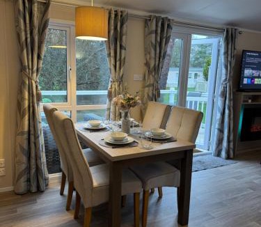 Ringwood Apartment | Jasmine Corner - entertainment passes included - message for longer stays