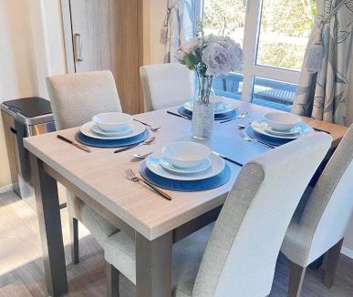 Ringwood Apartment | Jasmine Corner - entertainment passes included - message for longer stays