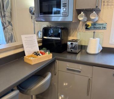 Ringwood Apartment | Jasmine Corner - entertainment passes included - message for longer stays
