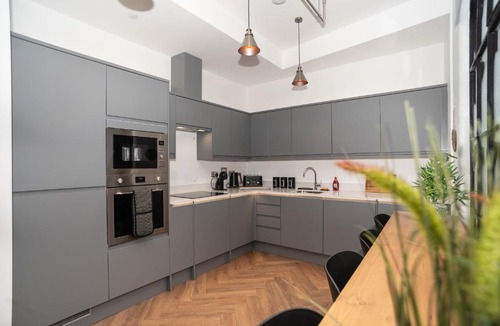 Birmingham City Centre Apartment | Jewellery Quarter Grand | Luxury Urban Living | Sleeps 10