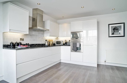 New Town Apartment | JOIVY Luxury George Street Apartments: Castle Suite