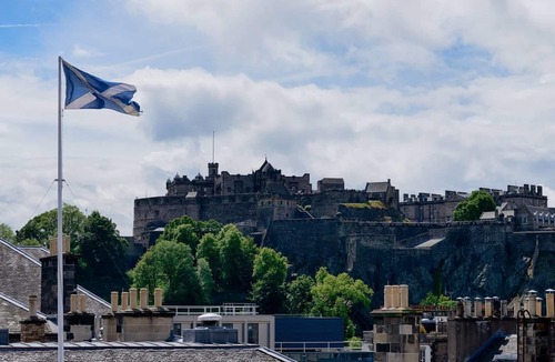 New Town Apartment | JOIVY Luxury George Street Apartments: Castle Suite