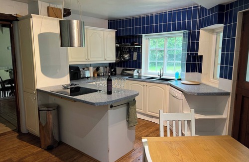 Warwick House | Just a short walk from the Historic Warwick Castle with Pool and Hot Tub