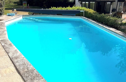Warwick House | Just a short walk from the Historic Warwick Castle with Pool and Hot Tub