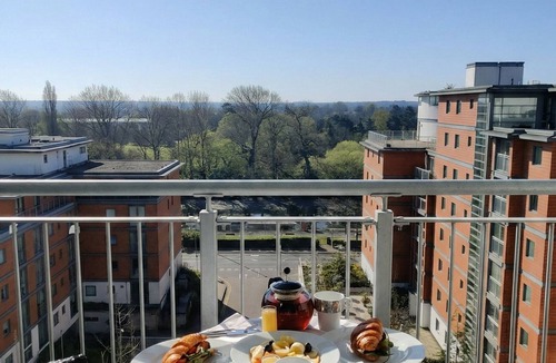 London Borough of Hounslow Apartment | Kew Connection - Relax in this light airy river view apartment.