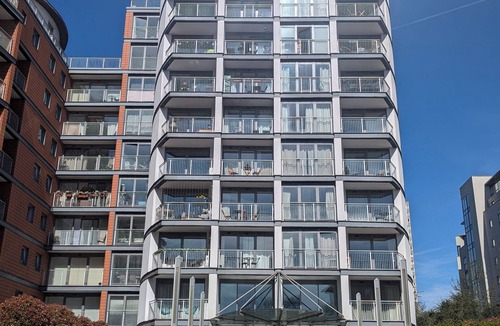London Borough of Hounslow Apartment | Kew Connection - Relax in this light airy river view apartment.