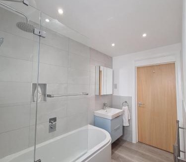 Cambridge Apartment | King size bedroom in a 2 bedroom flat