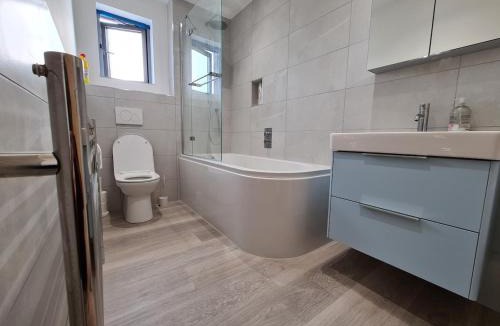 Cambridge Apartment | King size bedroom in a 2 bedroom flat