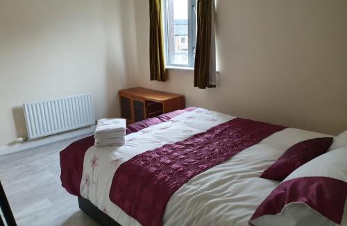 Cambridge Apartment | King size bedroom in a 2 bedroom flat