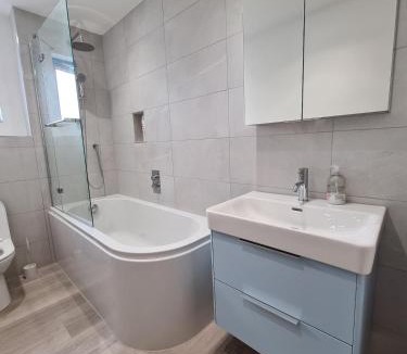 Cambridge Apartment | King size bedroom in a 2 bedroom flat