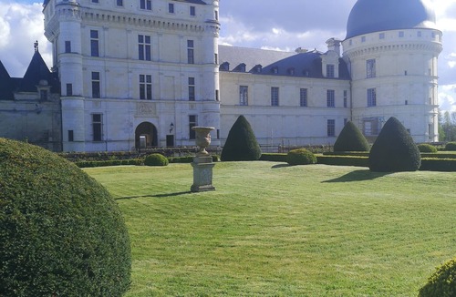 Eguzon-Chantome House | L'EssenCiel du Lac: quiet, elegant home
