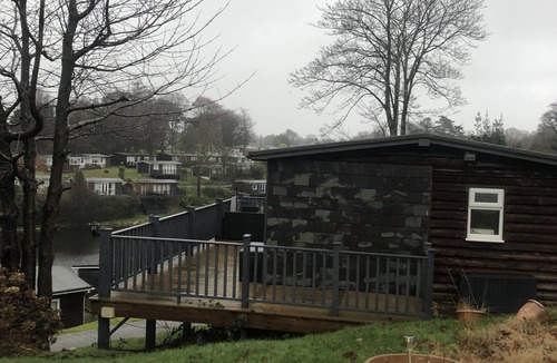 Bont Newydd Ski Chalet | Lake view chalet Glan Gwna