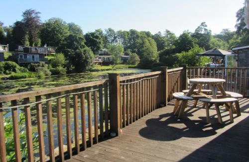 Bont Newydd Resort | Lakeside view chalet