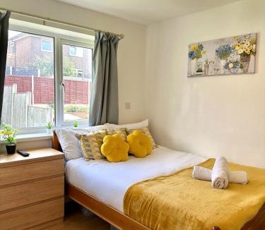 Derby House | Langdale House - Group Stays Contractors & Families Long or Short Stay - 5 Rooms 7 Beds 3 bathrooms Kitchen, FREE Wi-Fi & Parking