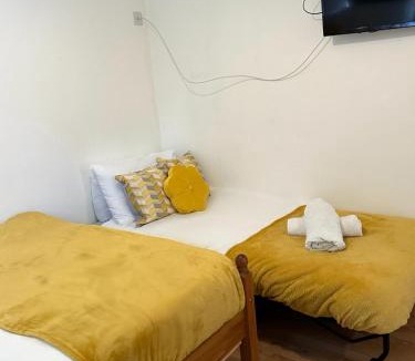 Derby House | Langdale House - Group Stays Contractors & Families Long or Short Stay - 5 Rooms 7 Beds 3 bathrooms Kitchen, FREE Wi-Fi & Parking