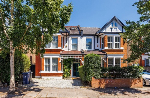 South Acton House | Large 6 Bed House in Acton | Pool Table | Free Parking | Sleeps Up to 11 People