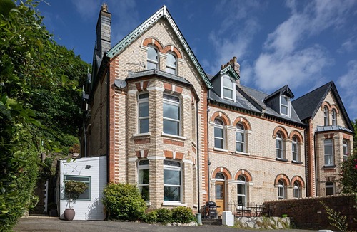 Hele House | Large All En Suite Grand House Close To Tunnels Beaches