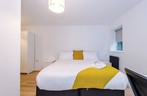 Bolton House | Large Modern 5-Bed House