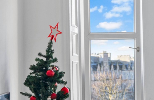 Leith Apartment | Leith Walk 2BR | Pool Table & Bath Tub | Tram Stop