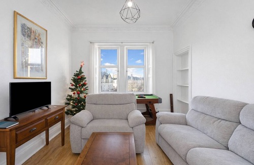 Leith Apartment | Leith Walk 2BR | Pool Table & Bath Tub | Tram Stop