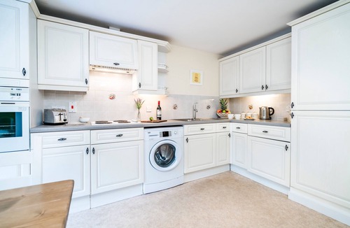 Buckingham Apartment | Lime View - Charming Town Centre Apartment - 1 Double, 2 Singles, Parking Space.