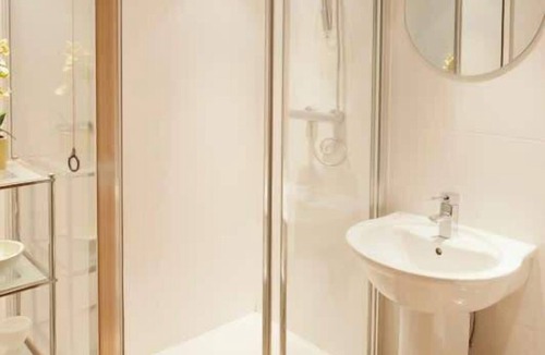 Ramsgate Apartment | Little Ships- Cosy retreat with harbour views