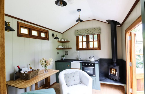 Umberleigh Cottage | LITTLE SILVER PHEASANT, romantic, with hot tub in High Bickington