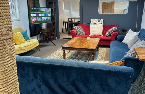 Liverpool Boat Rental | Liverpool Waterfront Stay excellent location onsite parking
