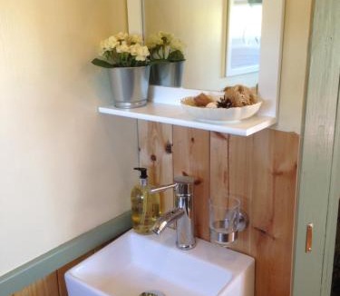 Hallington House | Lizzie off grid Shepherds Hut The Buteland Stop
