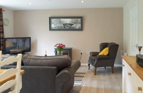 Llanllwchaiarn House | Llain Cottage
