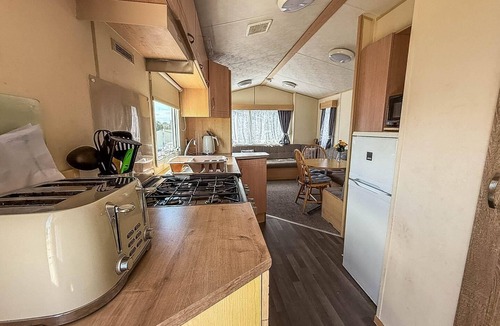 Clacton-on-Sea House | Lovely caravan at Valley Farm Holiday Park, sleeps 8 ref 46127V