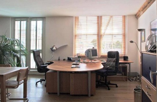 Cathedrals Apartment | Lovely Converted Warehouse near River Thames