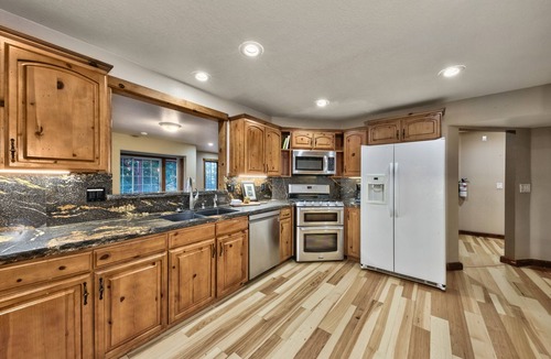 Lakeridge House | Luxe141 Spacious Luxury Log Cabin