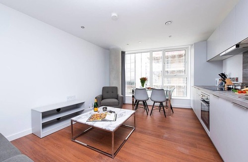 Birmingham City Centre Apartment | Luxurious and Bright 2BR City Centre Apartment