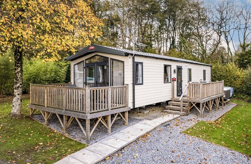 Narberth House | Luxurious modern caravan with one double with en suite W.