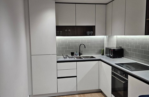 Whittington Apartment | Luxury 2BR 2Bath Flat in London |Balcony|Parking|Short walk to Colindale station