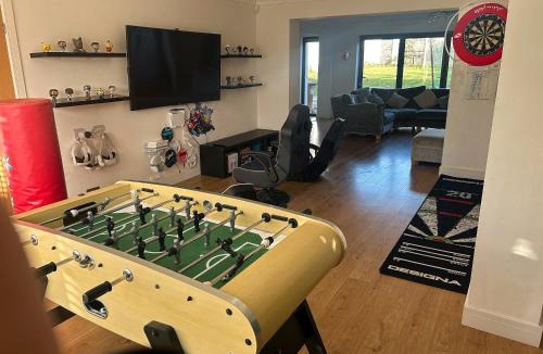 Penarth House | Luxury 5 Bedroom Group House near Cardiff Sleeps 13 with Sauna and a Games Lounge