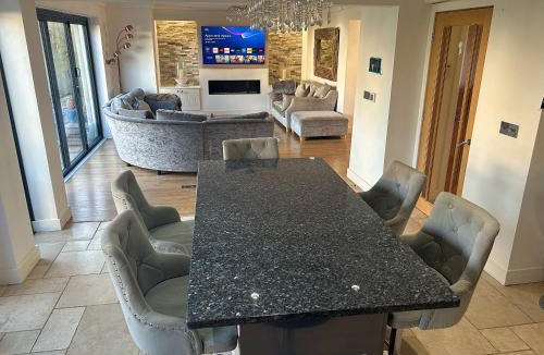 Penarth House | Luxury 5 Bedroom Group House near Cardiff Sleeps 13 with Sauna and a Games Lounge