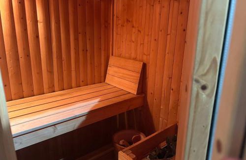 Penarth House | Luxury 5 Bedroom Group House near Cardiff Sleeps 13 with Sauna and a Games Lounge
