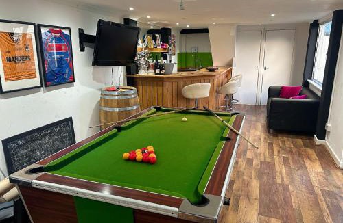 Penarth House | Luxury 5 Bedroom Group House near Cardiff Sleeps 13 with Sauna and a Games Lounge