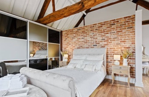 Elkesley Cottage | Luxury barn conversion with hot tub (sleeps 10)