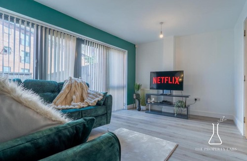 The Westside Apartment | Luxury Birmingham City Centre Townhouse with BALCONY- Sleeps 10 - FREE Parking - Perfect for Contractors, Business Travellers, Families and other Groups - Near Bullring, Newstreet, Selfridges, NEC, NIA & Birmingham airport