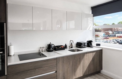 Solihull Apartment | Luxury Central Solihull Apt| King Bed | Sofa Bed | 2 Parking Spaces
