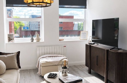 Solihull Apartment | Luxury Central Solihull Apt| King Bed | Sofa Bed | 2 Parking Spaces