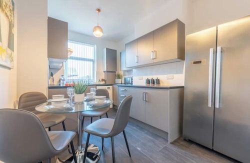 Manchester Apartment | Luxury Duplex Escape | Spacious Comfort for Families & Groups | Prime Location