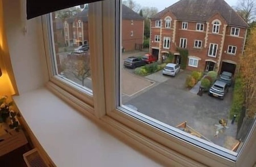Oadby House | Luxury Elm Tree Stay with Cinema room and sleeps 12